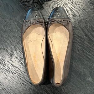 Chanel ballet flats in dark brown and black. Size 39.5.